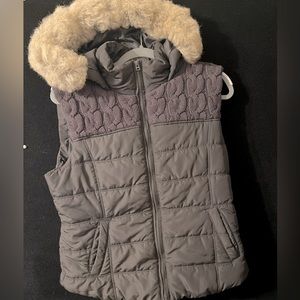 Aeropostale Ladies Puffer Vest with Hood and Removal Faux Fur Accent. Size XL.